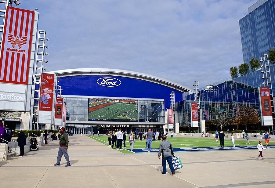 In A Big Texas Play, Chicago-Based Cresa Announces Merger With Firm Founded By NFL Legend