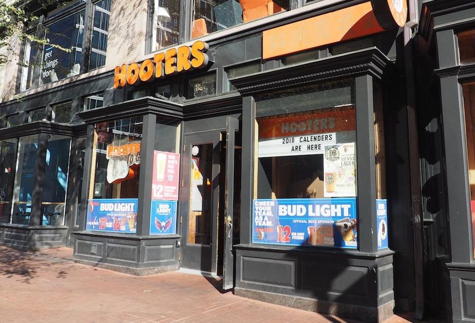 Hooters 825 7th St. NW