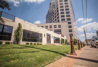 Henley & Henley law firm has purchased an 11k SF boutique office building in Uptown.
The Weitzman Group's Matthew Rosenfeld repped the Houston-based seller. Rubicon Representation's Daniel Miller and Alexis Martinez represented the buyer who will move into the property.