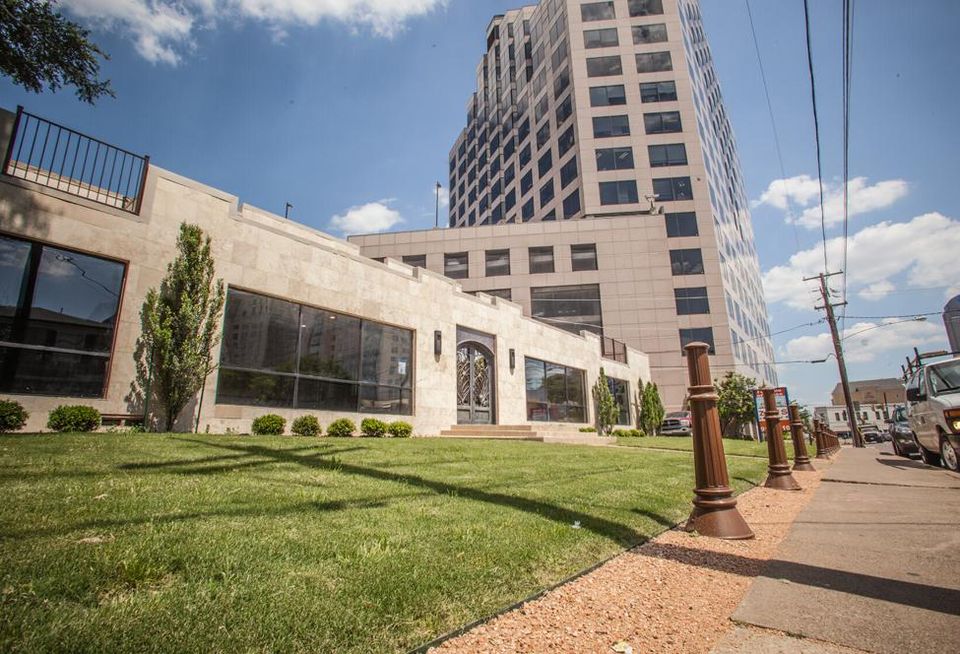 Henley & Henley law firm has purchased an 11k SF boutique office building in Uptown.The Weitzman Group's Matthew Rosenfeld repped the Houston-based seller. Rubicon Representation's Daniel Miller and Alexis Martinez represented the buyer who will move into the property.