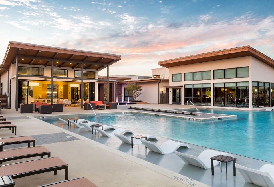 The Davis is a 392-unit Class-A garden-style community built in 2016 on more than 23 acres. Proximity to American Airlines HQ makes this property appealing to many corporate employees. This new property was previously managed by Alliance.