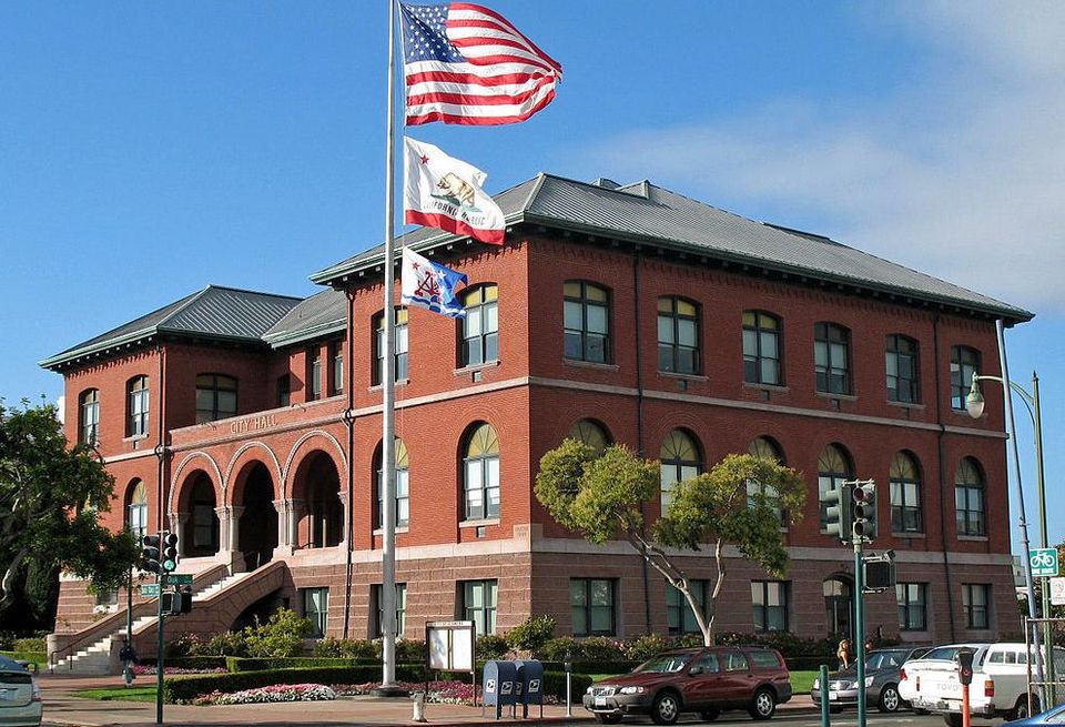 Alameda City Hallcredit: Sanfranman59