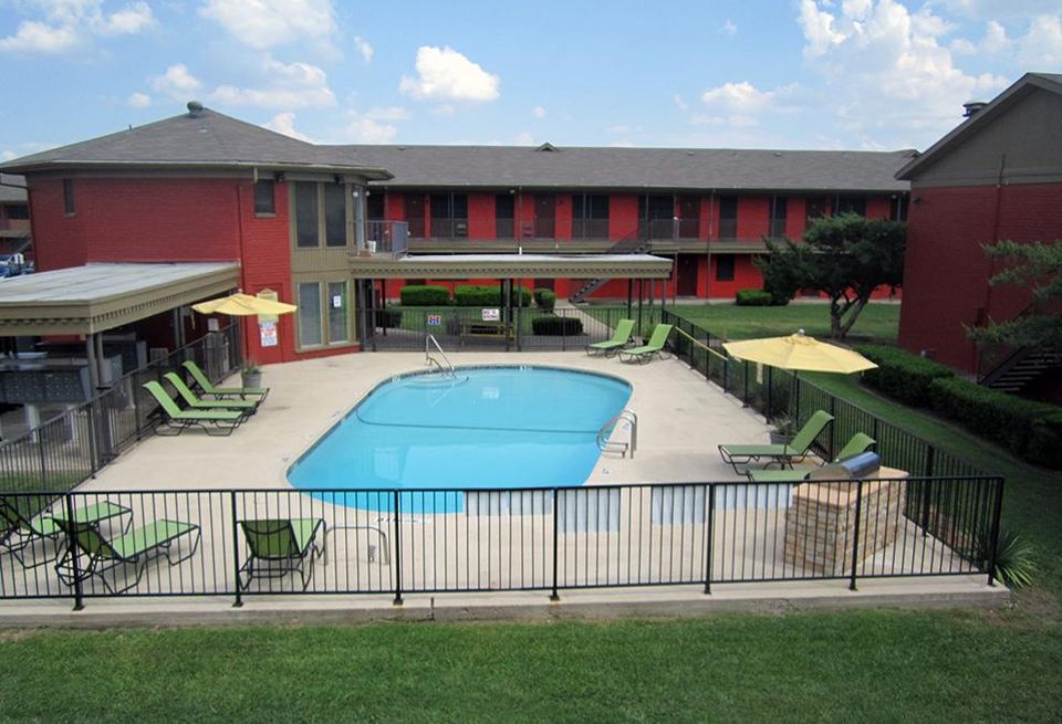CBRE Capital Markets’ investment properties sold Villas de la Colonia, a 143-unit multifamily community in Carrollton. Aspire Ventures purchased the asset from San Diego, California-based Communidad Realty Partners for an undisclosed price. CBRE’s Chris Deuillet repped the seller.