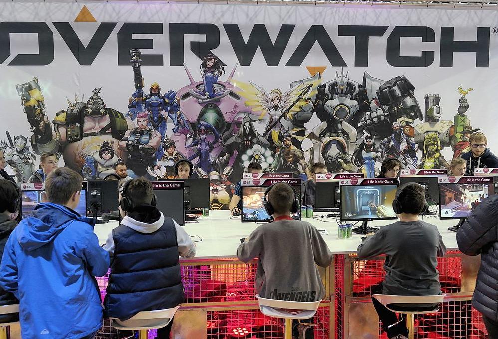 Gamers playing overwatch