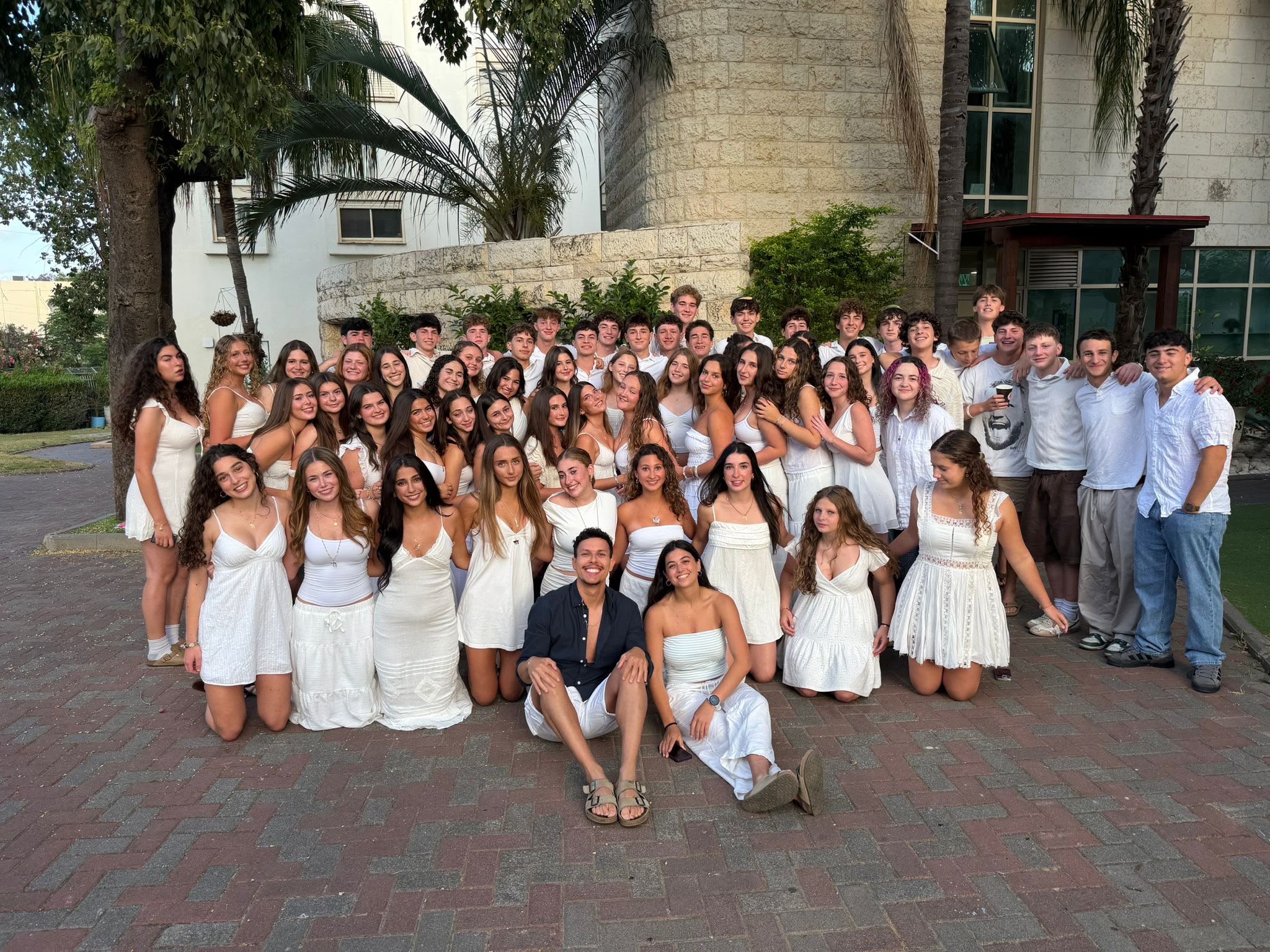 Muss students celebrating the last Shabbat together